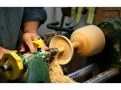 Які види деревообробних верстатів підходять для роботи з твердими та м’якими породами деревини?